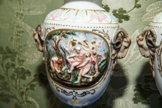 Фарфоровые вазы «Vases antiques, pièces de musée !»,  2 pièces, Usine de porcelaine de Capodimonte, Porcelaine, Барроко, Italie, 1830 - photo 2