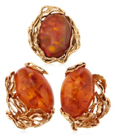 GILBERT ALBERT AMBER AND GOLD EARRINGS AND UNSIGNED FIRE OPAL RING - photo 1