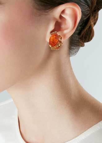 GILBERT ALBERT AMBER AND GOLD EARRINGS AND UNSIGNED FIRE OPAL RING - Foto 3