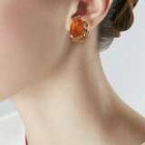 GILBERT ALBERT AMBER AND GOLD EARRINGS AND UNSIGNED FIRE OPAL RING - photo 3