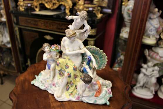 “The sculptural composition the lady with the amours and the peacock. Meissen XIX century” - photo 2