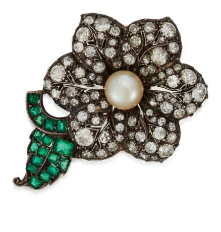 PAIR OF DIAMOND, EMERALD AND PEARL BROOCHES - photo 3
