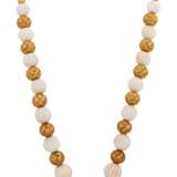 NO RESERVE | CORAL BEAD AND GOLD NECKLACE - photo 1