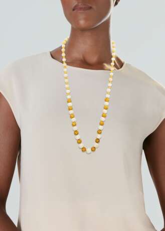 NO RESERVE | CORAL BEAD AND GOLD NECKLACE - Foto 2