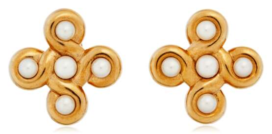 Chanel. CHANEL CULTURED PEARL AND GOLD EARRINGS - фото 1