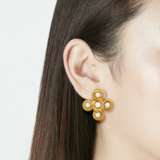 Chanel. CHANEL CULTURED PEARL AND GOLD EARRINGS - Foto 2