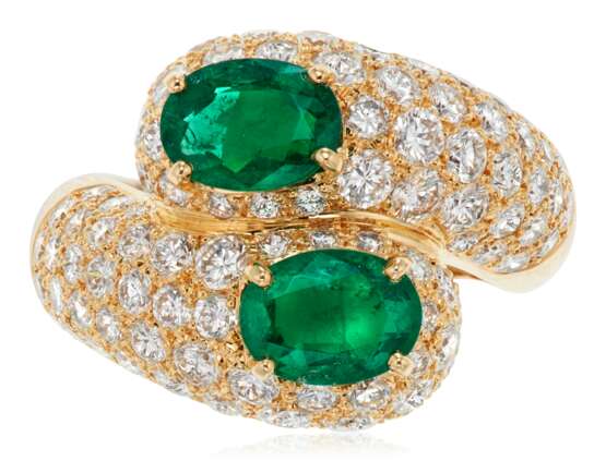 Cartier. CARTIER TWIN-STONE EMERALD AND DIAMOND RING - фото 1