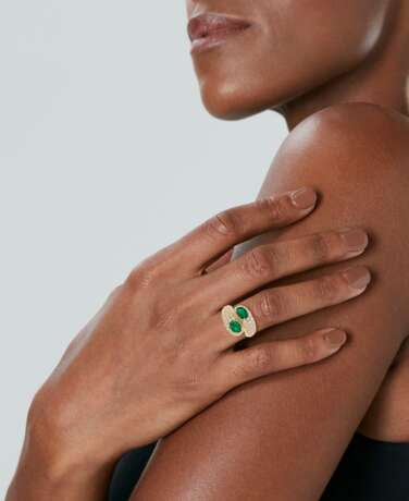 Cartier. CARTIER TWIN-STONE EMERALD AND DIAMOND RING - фото 2