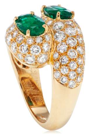 Cartier. CARTIER TWIN-STONE EMERALD AND DIAMOND RING - фото 3