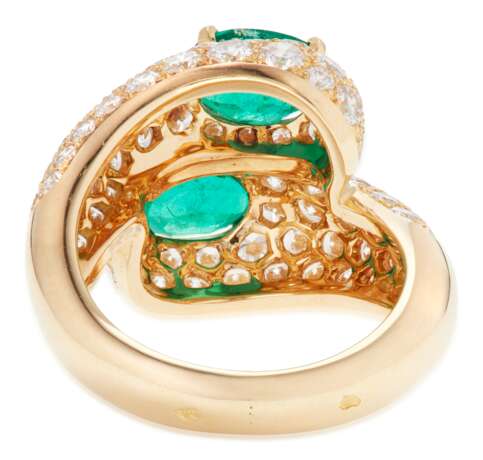 Cartier. CARTIER TWIN-STONE EMERALD AND DIAMOND RING - фото 4