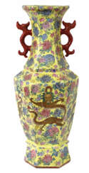 China Vase mit Mingdrachen.