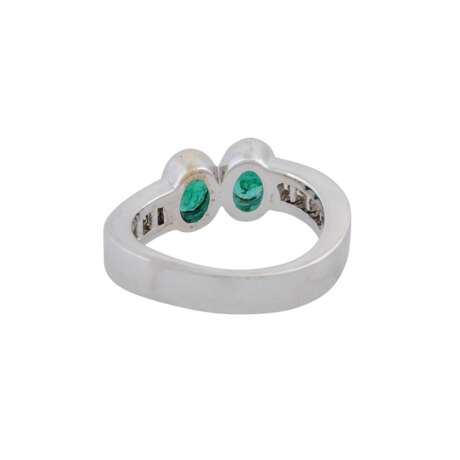 Ring mit 2 Smaragden zusammen ca. 0,70 ct - фото 4