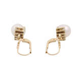 Ohrringe mit je 1 Perle gekrönt von 3 kleinen Brillanten, - photo 4