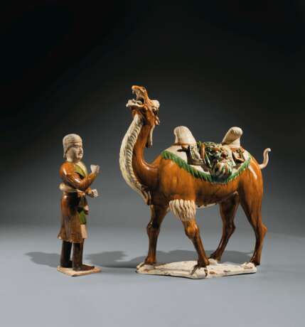 A CHINESE SANCAI-GLAZED POTTERY FIGURE OF A BACTRIAN CAMEL AND A FOREIGN GROOM - фото 1