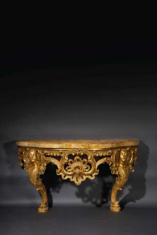 A PAIR OF GEORGE II GILTWOOD CONSOLES - Foto 1