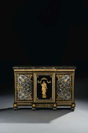 A LATE LOUIS XVI ORMOLU-MOUNTED BRASS AND PEWTER-INLAID EBONY AND TORTOISESHELL SIDE CABINET (BAS D`ARMOIRE) - Foto 1