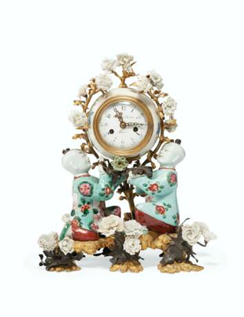 A LOUIS XV ORMOLU AND PATINATED BRONZE-MOUNTED CHINESE AND CHANTILLY PORCELAIN MANTEL CLOCK - Foto 1