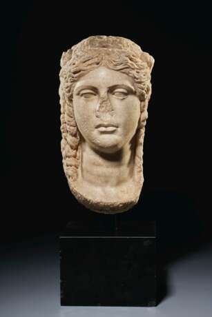 A ROMAN MARBLE HEAD OF ISIS - Foto 1