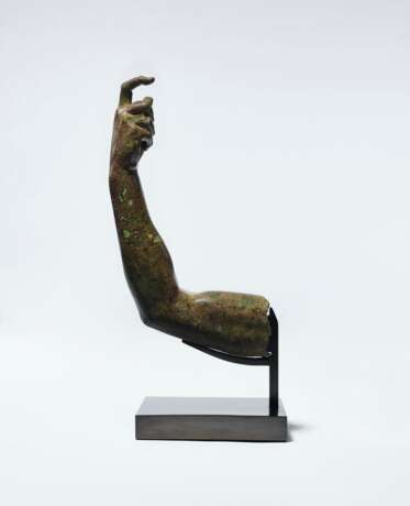 AN OVER-LIFESIZED ROMAN BRONZE RIGHT ARM - Foto 1