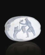 Époque classique. A GRECO-PERSIAN BLUE CHALCEDONY SCARABOID WITH A PERSIAN HUNTER SPEARING A BOAR