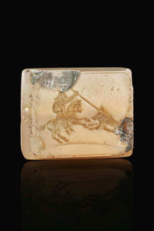 A GRECO-PERSIAN BROWN CHALCEDONY TABLOID WITH A PERSIAN HORSEMAN SPEARING A BOAR - Foto 1