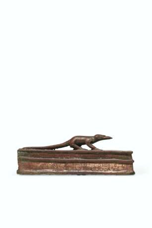AN EGYPTIAN BRONZE SHREW-MOUSE COFFIN - фото 1