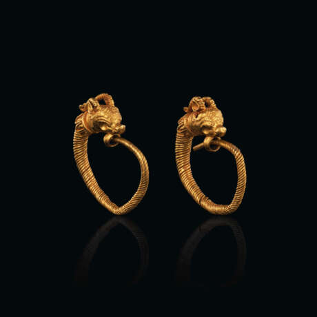 A PAIR OF GREEK GOLD IBEX-HEADED EARRINGS - фото 1