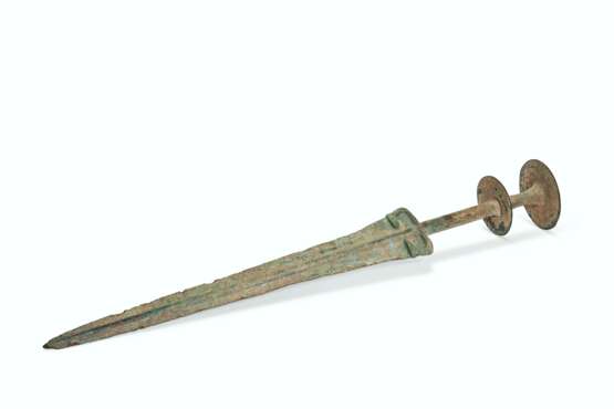A LURISTAN BRONZE SWORD WITH A DISK POMMEL - фото 1