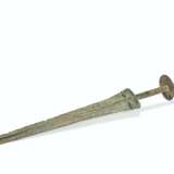 A LURISTAN BRONZE SWORD WITH A DISK POMMEL - фото 1