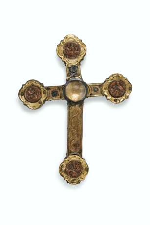 A ROCK CRYSTAL MOUNTED SILVER AND GILT-COPPER REPOUSSE CROSS - фото 1