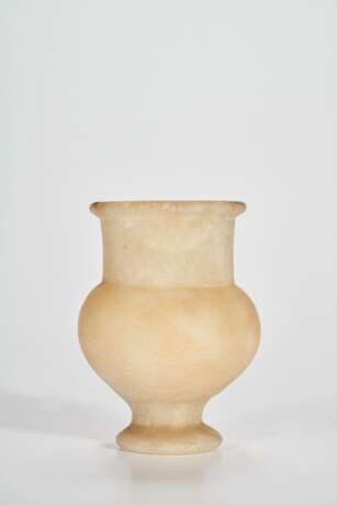AN EGYPTIAN ALABASTER FOOTED JAR - photo 1