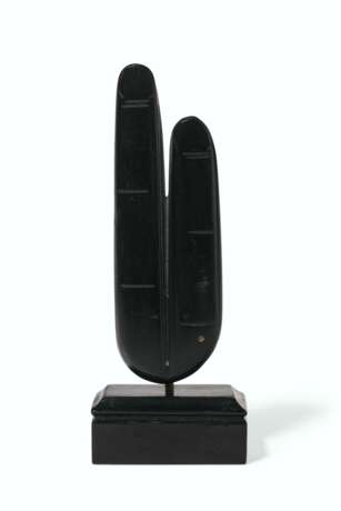 AN EGYPTIAN OBSIDIAN TWO-FINGER AMULET - photo 1