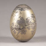 A SMALL EGG-SHAPED SILVER PARCEL-GILT BOX WITH FOLIAGE - фото 1