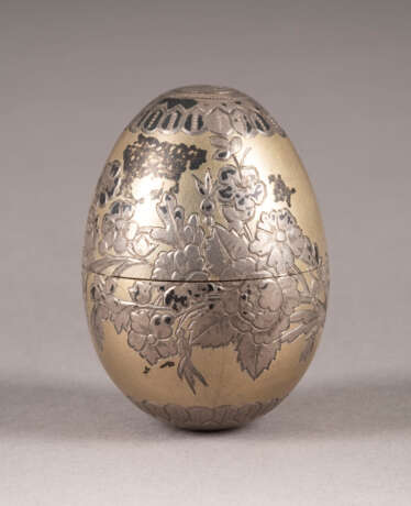 A SMALL EGG-SHAPED SILVER PARCEL-GILT BOX WITH FOLIAGE - фото 2