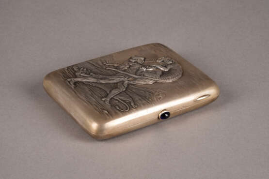 A SILVER CIGARETTE CASE SHOWING THE FIGHT WITH LIONS - photo 1