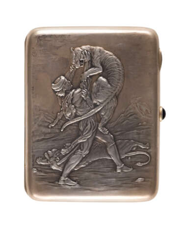 A SILVER CIGARETTE CASE SHOWING THE FIGHT WITH LIONS - фото 2