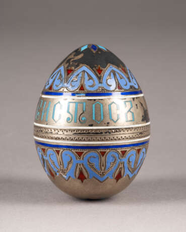 A SILVER AND CHAMPLEVÉ ENAMEL EGG - фото 1