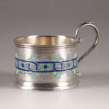 A SILVER AND CHAMPLEVÉ ENAMEL TEAGLASS HOLDER - Foto 1