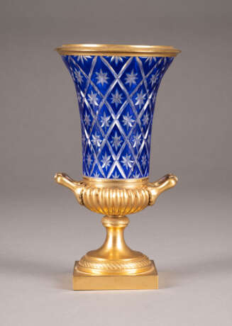 AN ORMOLU AND COBALT-BLUE CUT-GLASS VASE - фото 2