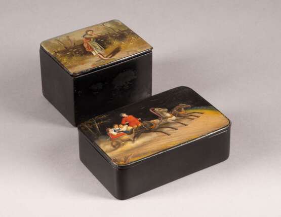 TWO PAPIERMACHÉ AND LACQUER BOXES SHOWING A TROIKA AND A PEASANT GIRL - photo 2
