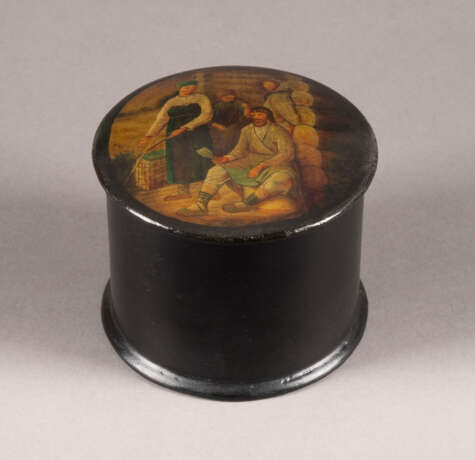 A LPAPIERMACHÉ AND LACQUER BOX WITH RUSSIAN PEASANTS - photo 2