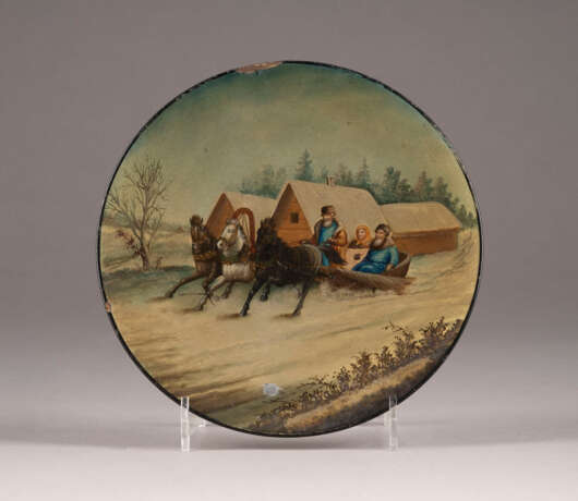 A PAPIERMACHÉ AND LACQUER PLATE WITH WINTER TROIKA - Foto 1