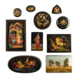 A COLLECTION OF EIGHT LACQUER BOXES AND TWO BROOCHES - Foto 1