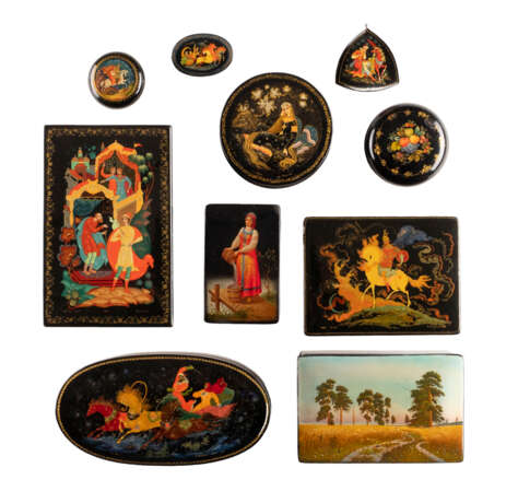 A COLLECTION OF EIGHT LACQUER BOXES AND TWO BROOCHES - фото 1
