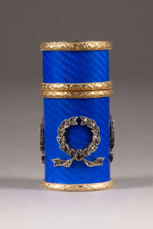 A SILVER-GILT AND GUILLOCHÉ ENAMEL BOX WITHIN FITTED CASE - Foto 2
