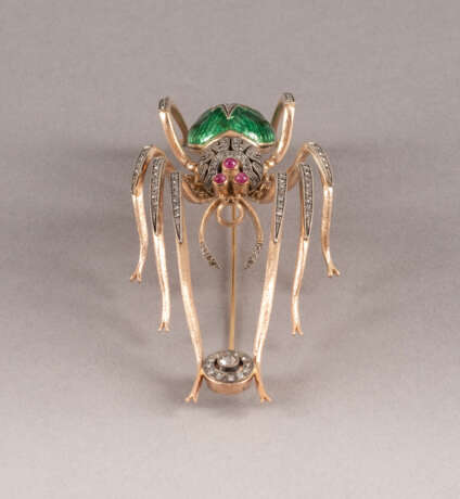 A LARGE GOLD, DIAMOND AND GUILLOCHÉ ENAMEL SPIDER BROOCH - фото 2