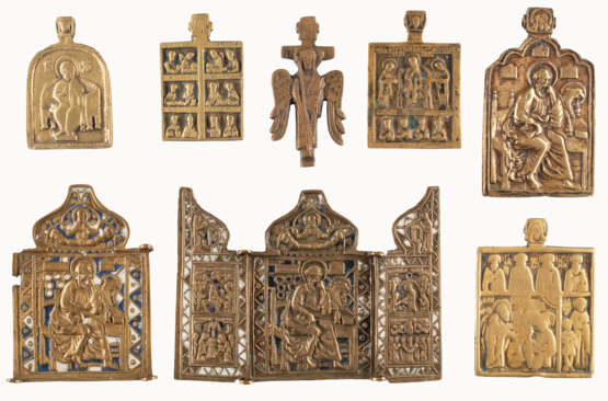 A TRIPTYCH AND SEVEN BRASS ICONS SHOWING THE IMAGES OF CHRIST AND THE EVANGELISTS - Foto 1