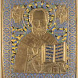 A LARGE BRASS AND ENAMEL ICON SHOWING ST. NICHOLAS OF MYRA - Foto 1