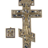 A LARGE CRUCIFIX AND A SMALL BRASS ICON SHOWING THE SAINTS BORIS AND GLEB - Foto 1