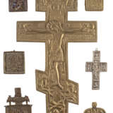 TWO CRUCIFIXES AND FIVE BRASS ICONS SHOWING THE IMAGES OF THE MOTHER OF GOD AND SELECTED SAINTS - Foto 1